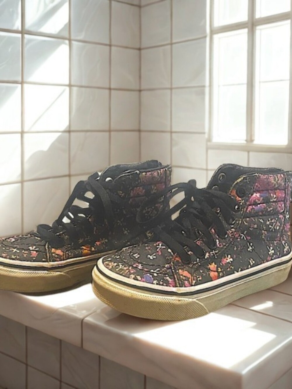Girls Size US Kids 10.5 . Floral Design.Zipper heal enclosure. High top.